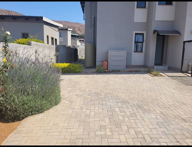 4 BEDROOM SECTIONAL TITLE TO LET IN DONKERHOEK AH